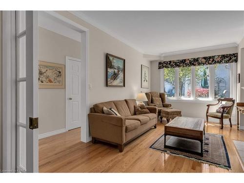 30 Yonge Street, Kingston, ON - Indoor Photo Showing Living Room