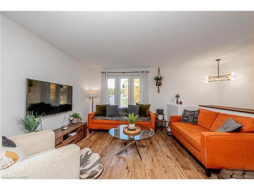 245 Guthrie Drive, Kingston, ON - Indoor Photo Showing Living Room