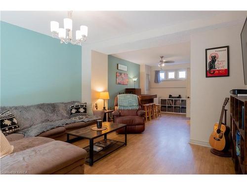 245 Guthrie Drive, Kingston, ON - Indoor Photo Showing Living Room