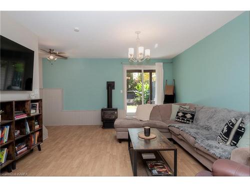 245 Guthrie Drive, Kingston, ON - Indoor Photo Showing Living Room