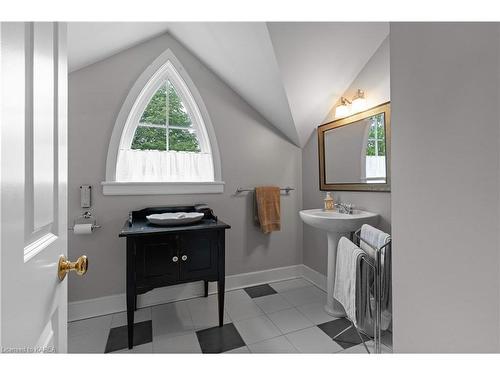 222 Greenbay Road, Kingston, ON - Indoor Photo Showing Bathroom