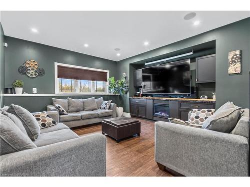 3994 Howes Road, Kingston, ON - Indoor Photo Showing Living Room