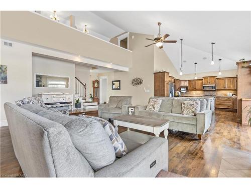 3994 Howes Road, Kingston, ON - Indoor Photo Showing Living Room