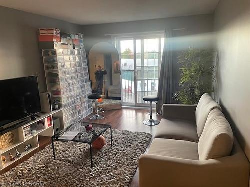 402-550 Talbot Place, Gananoque, ON - Indoor Photo Showing Living Room