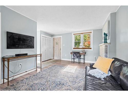 209 Centre Street N, Napanee, ON - Indoor Photo Showing Living Room