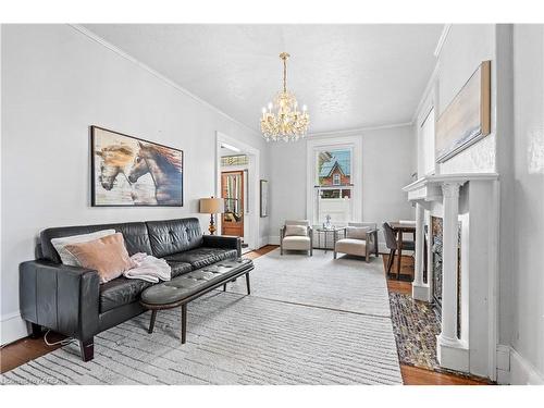 209 Centre Street N, Napanee, ON - Indoor Photo Showing Living Room