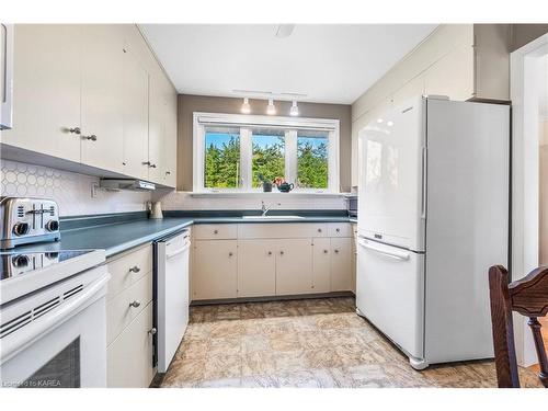 240 Somerset Drive, Bath, ON - Indoor Photo Showing Kitchen