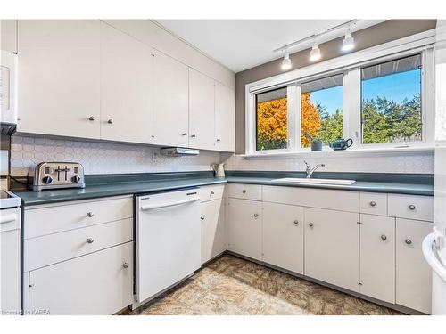 240 Somerset Drive, Bath, ON - Indoor Photo Showing Kitchen