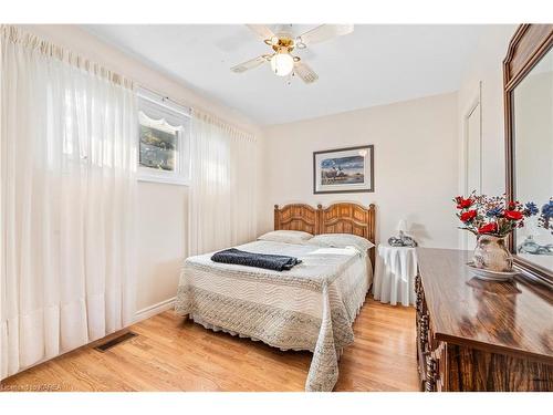 240 Somerset Drive, Bath, ON - Indoor Photo Showing Bedroom