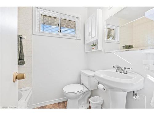 240 Somerset Drive, Bath, ON - Indoor Photo Showing Bathroom