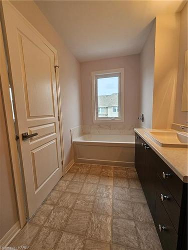 1112 Horizon Drive, Kingston, ON - Indoor Photo Showing Bathroom