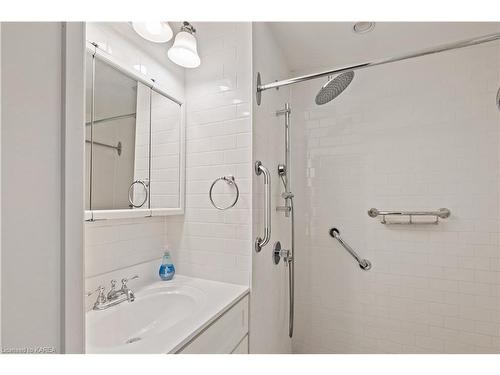 81 Earl Street, Kingston, ON - Indoor Photo Showing Bathroom