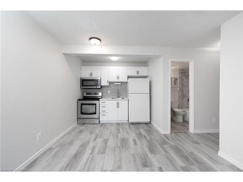 209-573 Armstrong Road, Kingston, ON - Indoor Photo Showing Kitchen