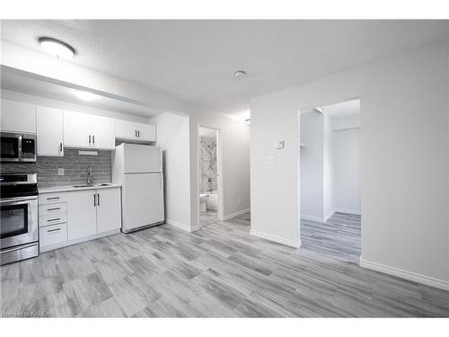 209-573 Armstrong Road, Kingston, ON - Indoor Photo Showing Kitchen