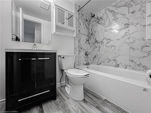 209-573 Armstrong Road, Kingston, ON - Indoor Photo Showing Bathroom