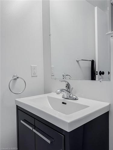 209-573 Armstrong Road, Kingston, ON - Indoor Photo Showing Bathroom