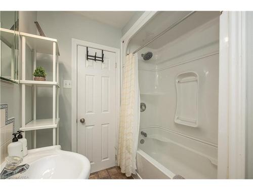 50 Osprey Lane, Westport, ON - Indoor Photo Showing Bathroom