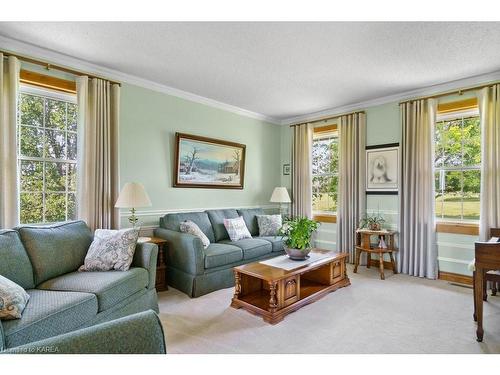 923 County Road 1 E, Napanee, ON - Indoor Photo Showing Living Room