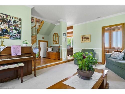 923 County Road 1 E, Napanee, ON - Indoor Photo Showing Living Room