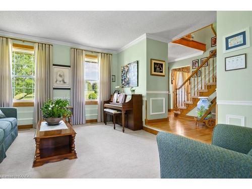 923 County Road 1 E, Napanee, ON - Indoor Photo Showing Living Room