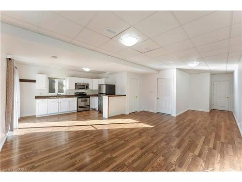 184 Briceland Street, Kingston, ON - Indoor Photo Showing Kitchen