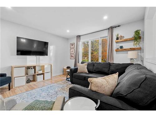 84 Southwood Crescent, Napanee, ON - Indoor Photo Showing Living Room