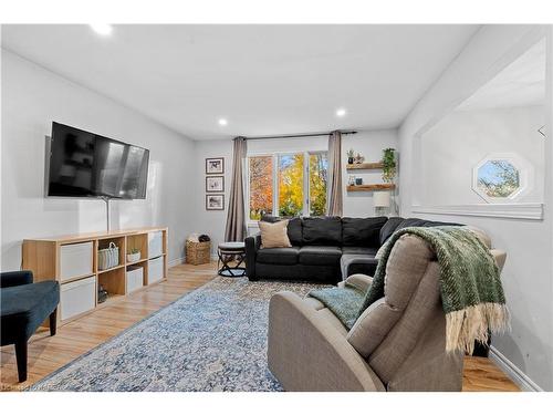 84 Southwood Crescent, Napanee, ON - Indoor Photo Showing Living Room