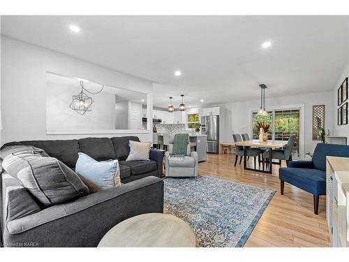 84 Southwood Crescent, Napanee, ON - Indoor Photo Showing Living Room