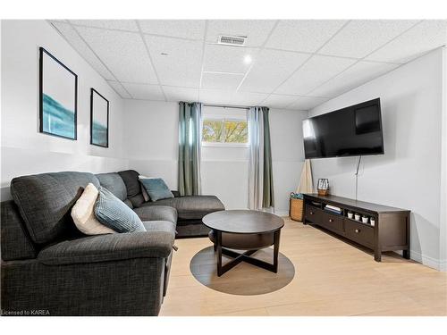 84 Southwood Crescent, Napanee, ON - Indoor Photo Showing Living Room