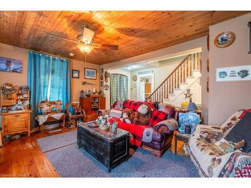 8739 County Road 2, Napanee, ON - Indoor Photo Showing Living Room