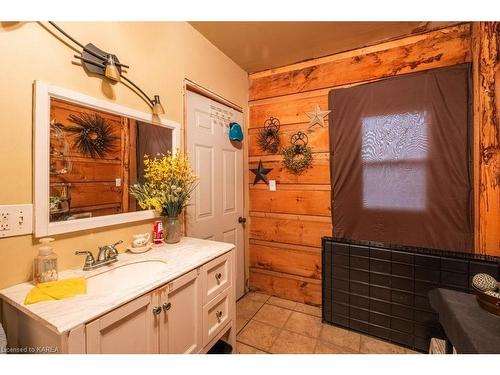 8739 County Road 2, Napanee, ON - Indoor Photo Showing Bathroom