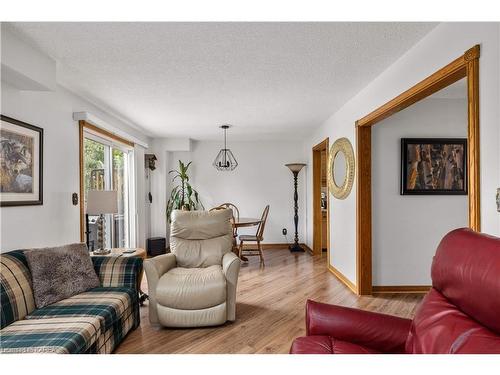 994 Westminster Place, Kingston, ON - Indoor Photo Showing Living Room