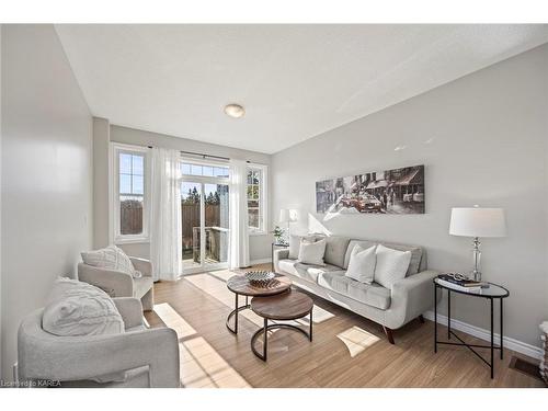 752 Newmarket Lane, Kingston, ON - Indoor Photo Showing Living Room