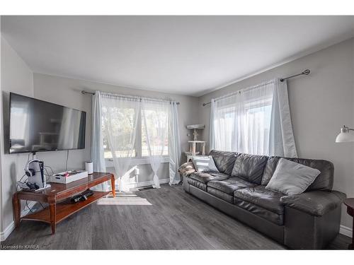 40 Yeomans Street, Napanee, ON - Indoor Photo Showing Living Room