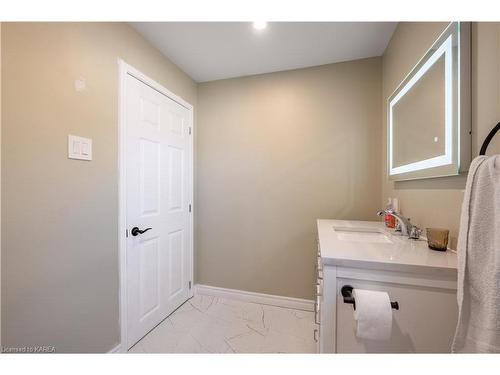 40 Yeomans Street, Napanee, ON - Indoor Photo Showing Bathroom