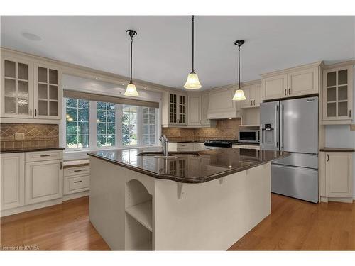 432 Southwood Drive, Kingston, ON - Indoor Photo Showing Kitchen With Upgraded Kitchen