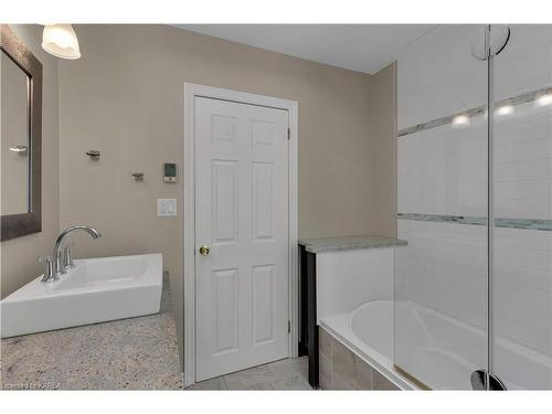 432 Southwood Drive, Kingston, ON - Indoor Photo Showing Bathroom