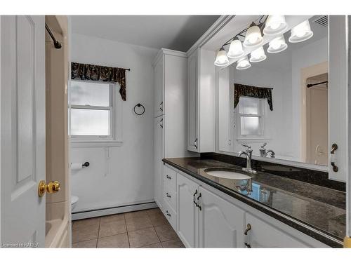 432 Southwood Drive, Kingston, ON - Indoor Photo Showing Bathroom