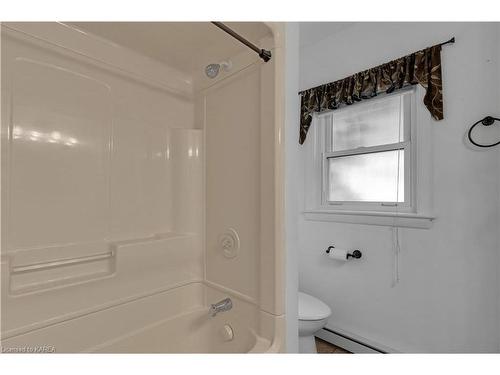 432 Southwood Drive, Kingston, ON - Indoor Photo Showing Bathroom