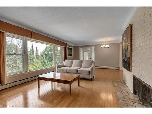 432 Southwood Drive, Kingston, ON - Indoor Photo Showing Living Room