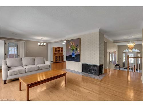 432 Southwood Drive, Kingston, ON - Indoor Photo Showing Living Room