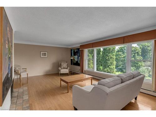 432 Southwood Drive, Kingston, ON - Indoor Photo Showing Living Room