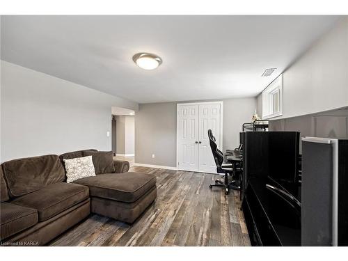 3167 Princess Street, Kingston, ON - Indoor Photo Showing Living Room