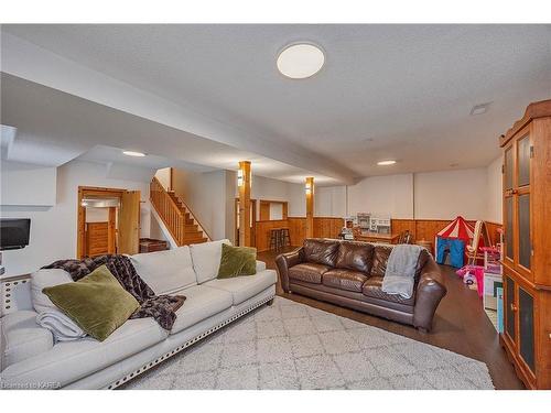 891 Safari Drive, Kingston, ON - Indoor Photo Showing Living Room