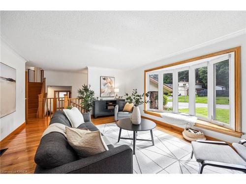 891 Safari Drive, Kingston, ON - Indoor Photo Showing Living Room