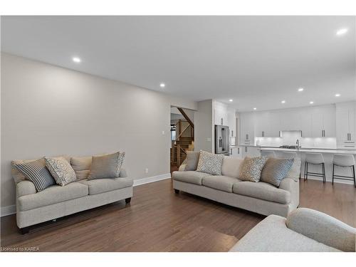 1601 Willow Court, Kingston, ON - Indoor Photo Showing Living Room