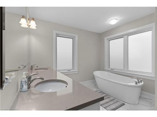 1601 Willow Court, Kingston, ON - Indoor Photo Showing Bathroom