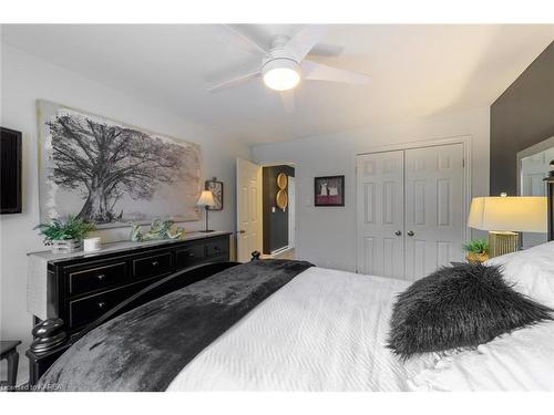 1101-237 Oak Street, Gananoque, ON - Indoor Photo Showing Bedroom