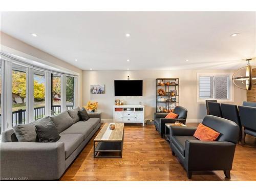 847 Purcell Crescent, Kingston, ON - Indoor Photo Showing Living Room