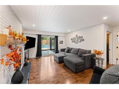 847 Purcell Crescent, Kingston, ON - Indoor Photo Showing Living Room